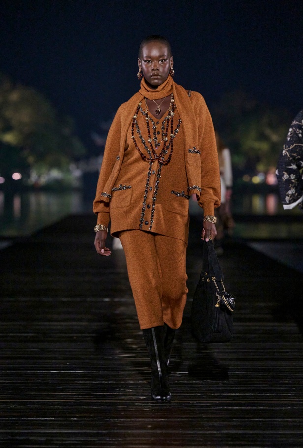 من باريس إلى الصين... مجموعة CHANEL Métiers d’art 2025 تعكس شغف غابرييل شانيل وتدعو لرحلة شعرية 