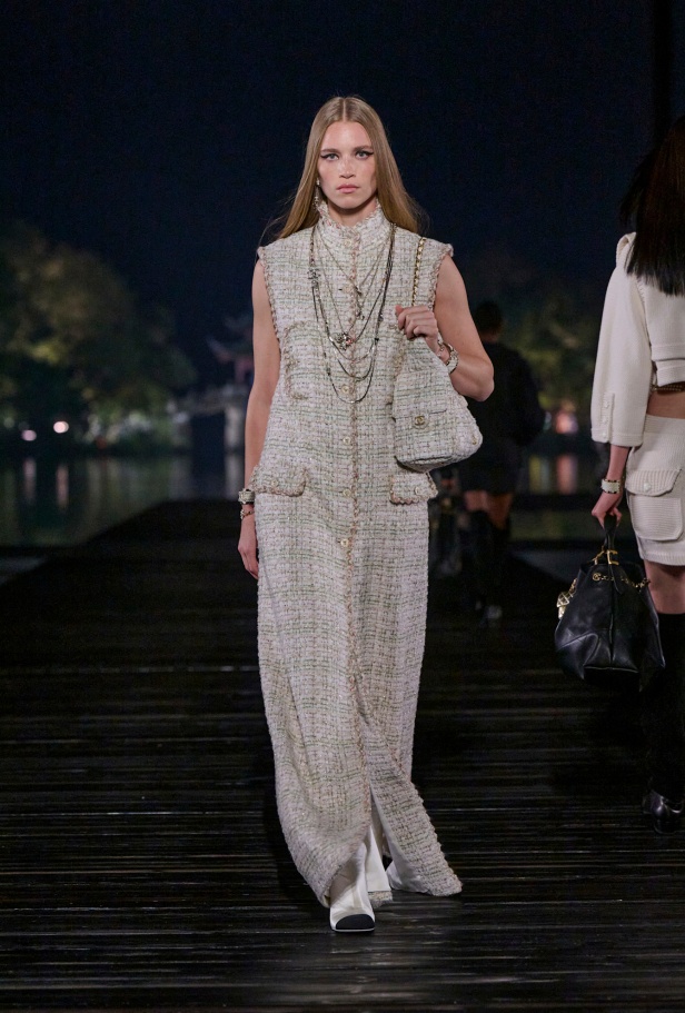 من باريس إلى الصين... مجموعة CHANEL Métiers d’art 2025 تعكس شغف غابرييل شانيل وتدعو لرحلة شعرية 