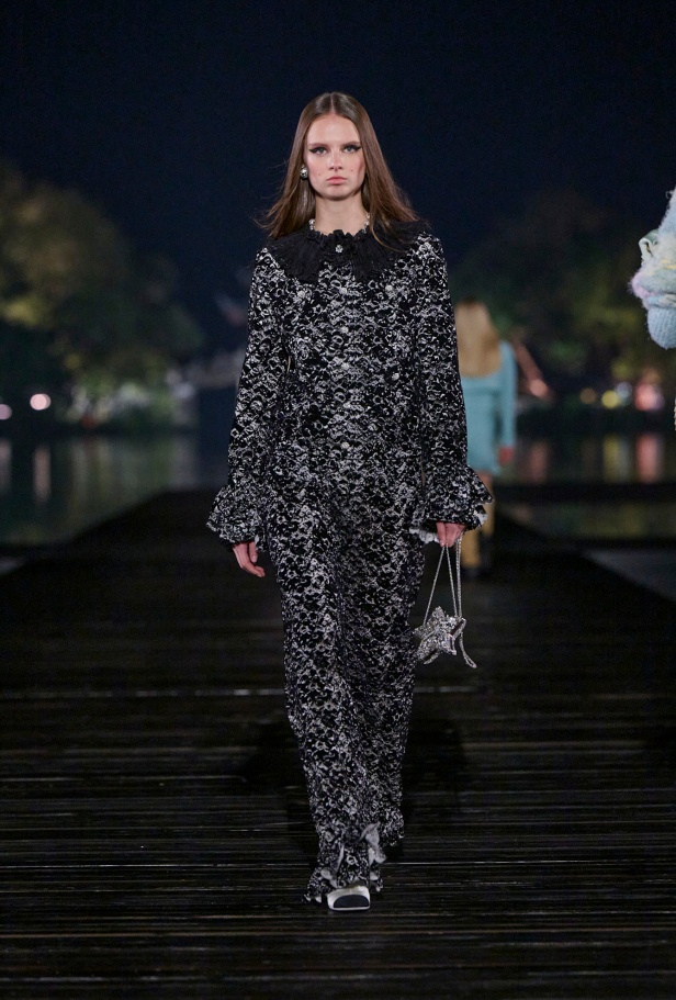 من باريس إلى الصين... مجموعة CHANEL Métiers d’art 2025 تعكس شغف غابرييل شانيل وتدعو لرحلة شعرية 