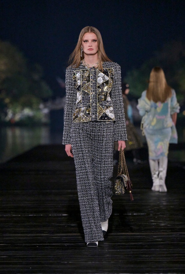 من باريس إلى الصين... مجموعة CHANEL Métiers d’art 2025 تعكس شغف غابرييل شانيل وتدعو لرحلة شعرية 