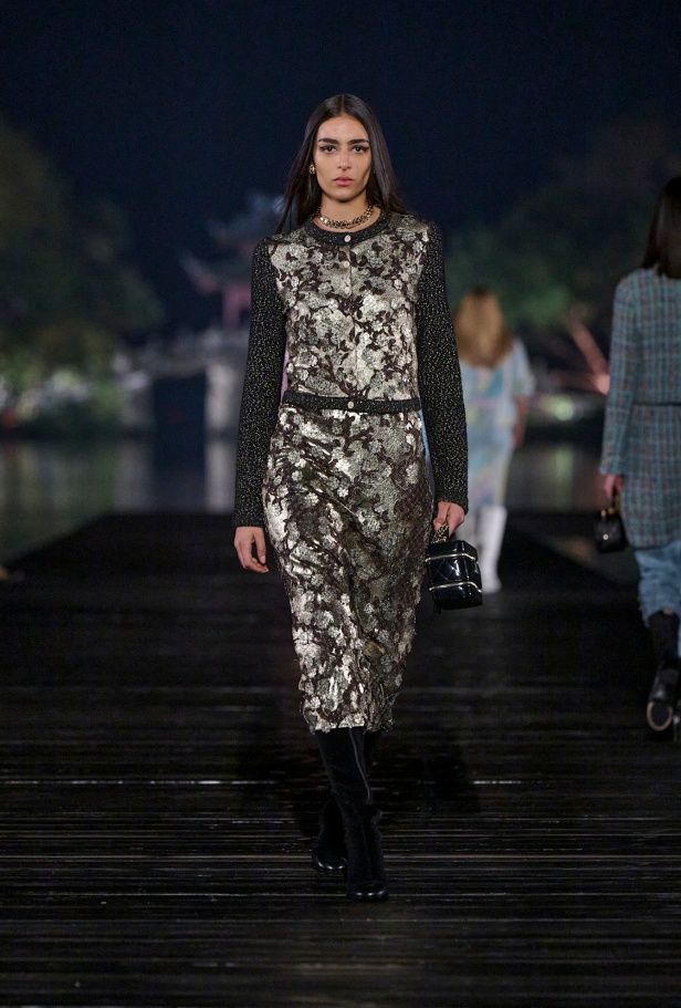 من باريس إلى الصين... مجموعة CHANEL Métiers d’art 2025 تعكس شغف غابرييل شانيل وتدعو لرحلة شعرية 