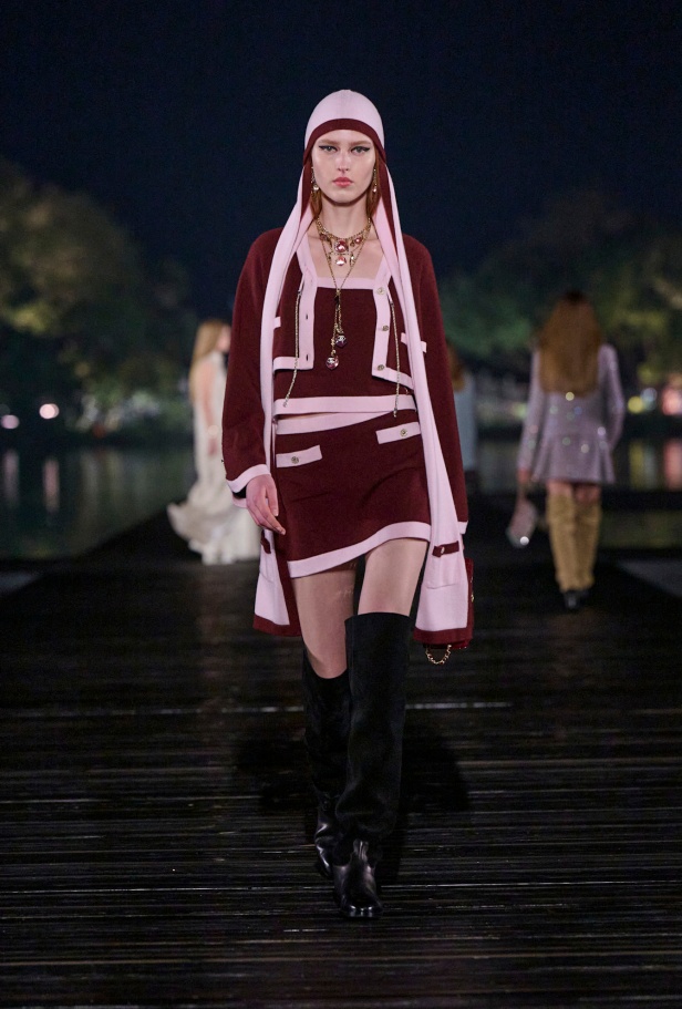 من باريس إلى الصين... مجموعة CHANEL Métiers d’art 2025 تعكس شغف غابرييل شانيل وتدعو لرحلة شعرية 