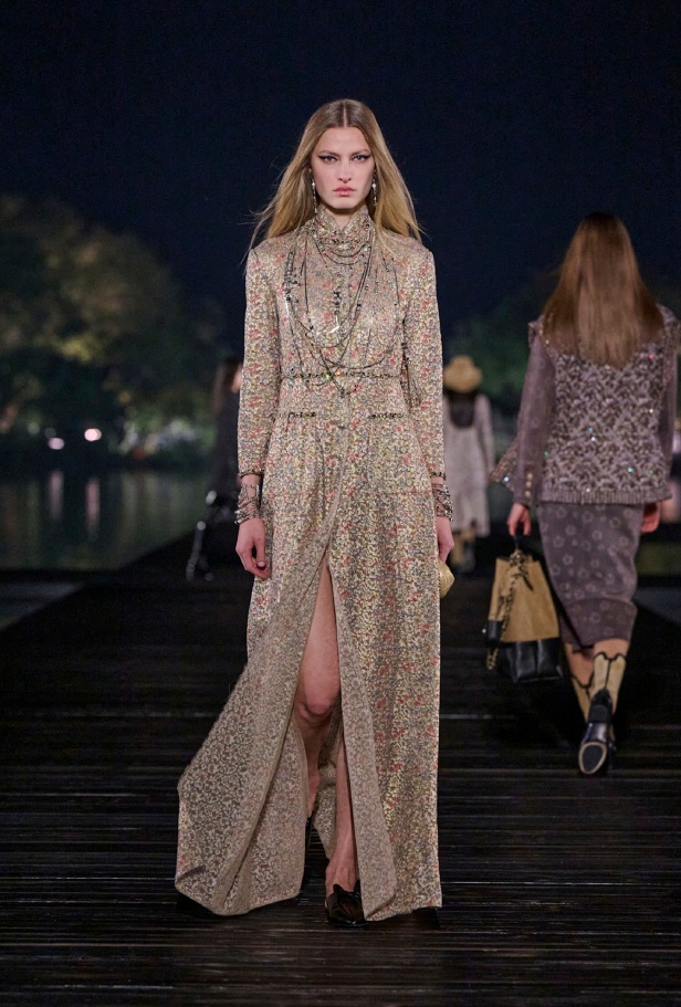 من باريس إلى الصين... مجموعة CHANEL Métiers d’art 2025 تعكس شغف غابرييل شانيل وتدعو لرحلة شعرية 