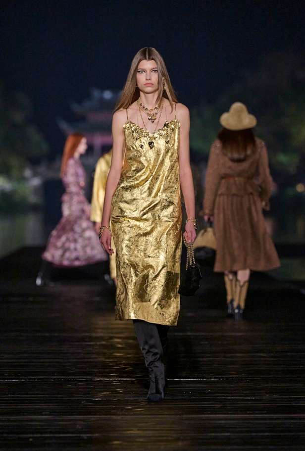 من باريس إلى الصين... مجموعة CHANEL Métiers d’art 2025 تعكس شغف غابرييل شانيل وتدعو لرحلة شعرية 