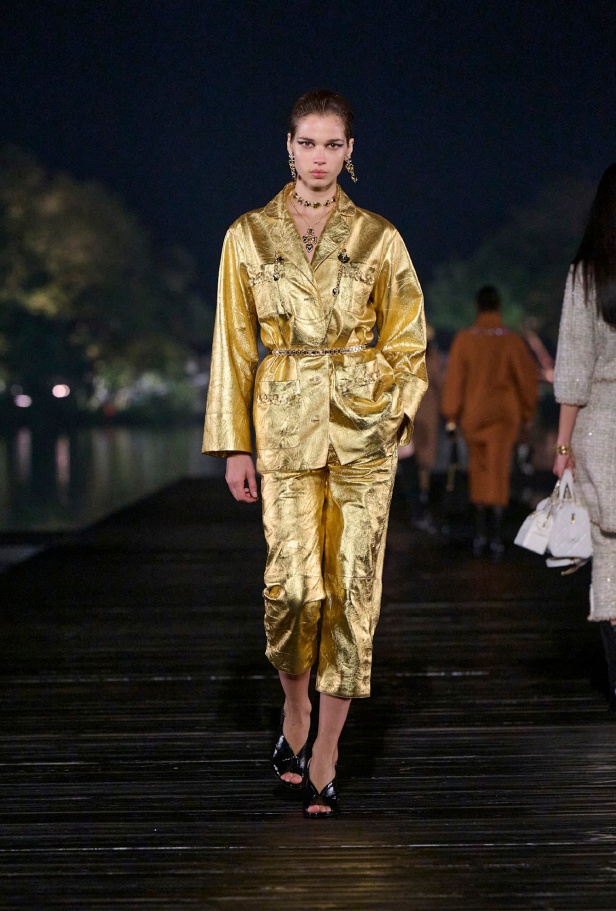 من باريس إلى الصين... مجموعة CHANEL Métiers d’art 2025 تعكس شغف غابرييل شانيل وتدعو لرحلة شعرية 