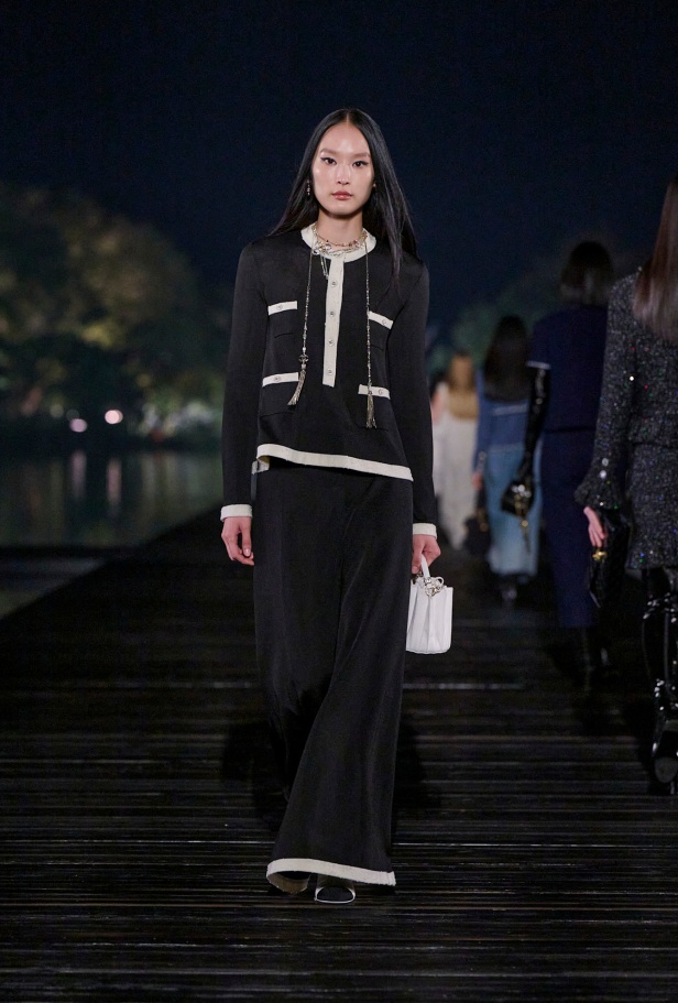 من باريس إلى الصين... مجموعة CHANEL Métiers d’art 2025 تعكس شغف غابرييل شانيل وتدعو لرحلة شعرية 