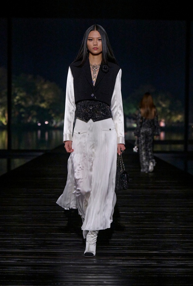 من باريس إلى الصين... مجموعة CHANEL Métiers d’art 2025 تعكس شغف غابرييل شانيل وتدعو لرحلة شعرية 