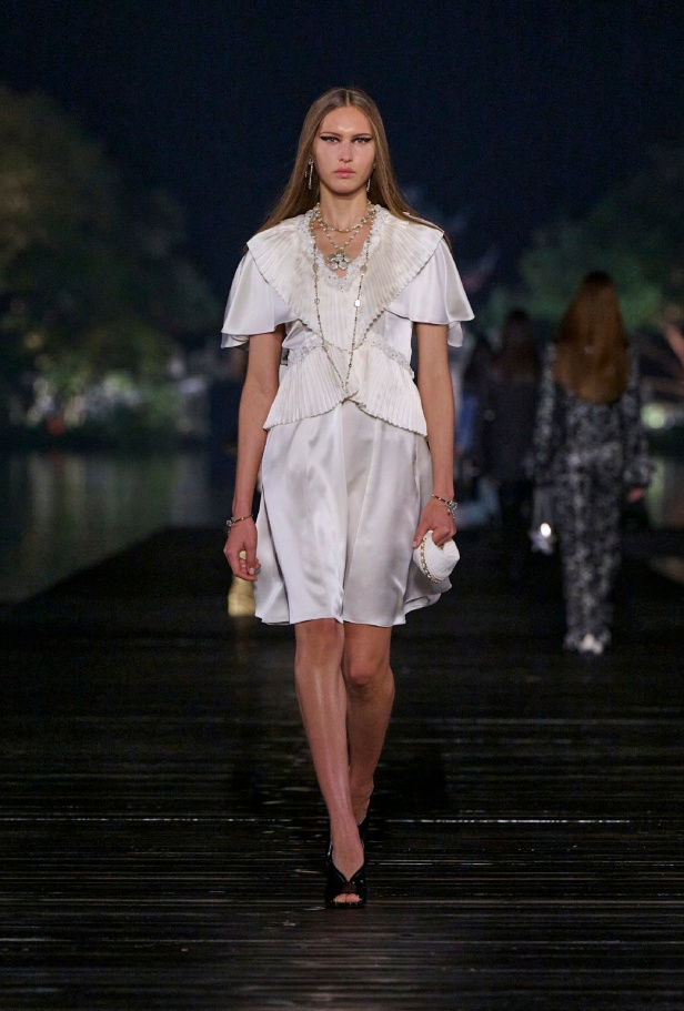 من باريس إلى الصين... مجموعة CHANEL Métiers d’art 2025 تعكس شغف غابرييل شانيل وتدعو لرحلة شعرية 