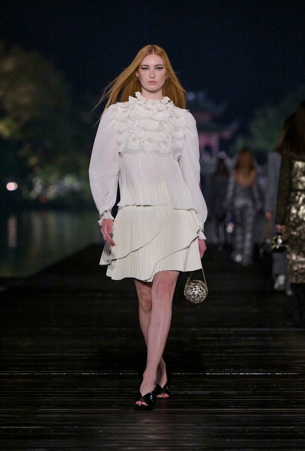 من باريس إلى الصين... مجموعة CHANEL Métiers d’art 2025 تعكس شغف غابرييل شانيل وتدعو لرحلة شعرية 