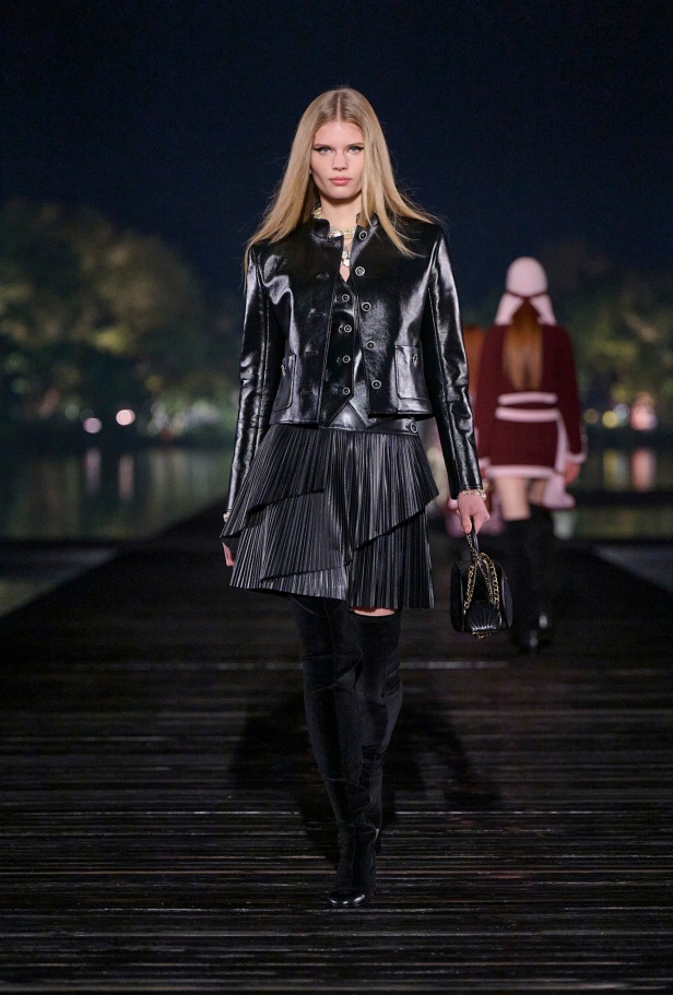 من باريس إلى الصين... مجموعة CHANEL Métiers d’art 2025 تعكس شغف غابرييل شانيل وتدعو لرحلة شعرية 