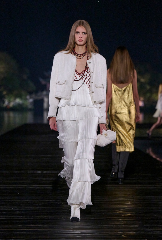 من باريس إلى الصين... مجموعة CHANEL Métiers d’art 2025 تعكس شغف غابرييل شانيل وتدعو لرحلة شعرية 