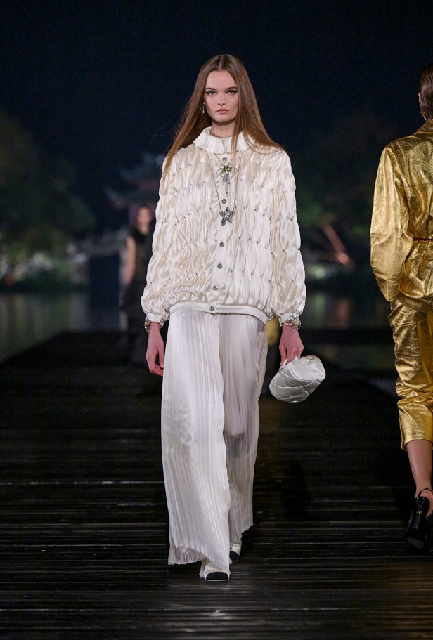 من باريس إلى الصين... مجموعة CHANEL Métiers d’art 2025 تعكس شغف غابرييل شانيل وتدعو لرحلة شعرية 