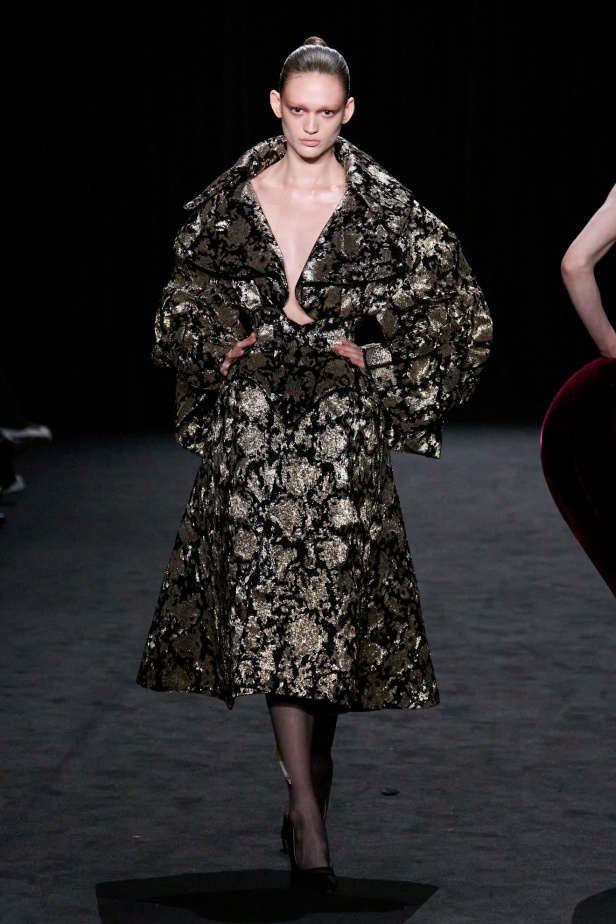 قصيدة من المُخمل والضوء الخافت في مجموعة أشي ستوديو لربيع 2025 للأزياء الراقية (فيديو)