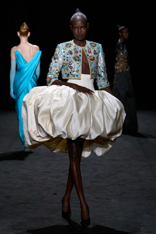 قصيدة من المُخمل والضوء الخافت في مجموعة أشي ستوديو لربيع 2025 للأزياء الراقية (فيديو)