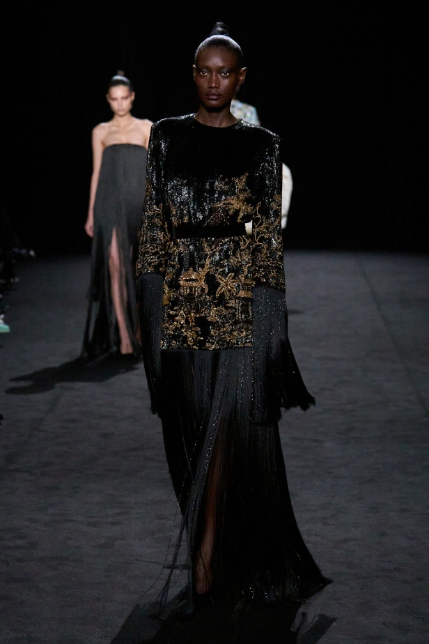 قصيدة من المُخمل والضوء الخافت في مجموعة أشي ستوديو لربيع 2025 للأزياء الراقية (فيديو)