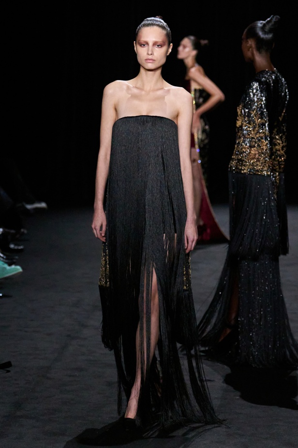 قصيدة من المُخمل والضوء الخافت في مجموعة أشي ستوديو لربيع 2025 للأزياء الراقية (فيديو)