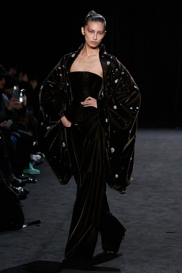 قصيدة من المُخمل والضوء الخافت في مجموعة أشي ستوديو لربيع 2025 للأزياء الراقية (فيديو)