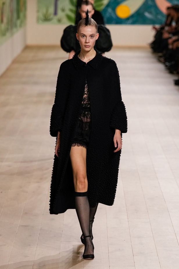 من الفن وحنين الطفولة.. مجموعة كريستيان ديور للهوت كوتور لربيع وصيف 2025 (فيديو)