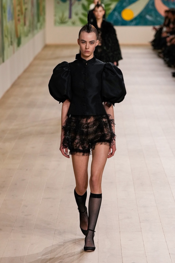 من الفن وحنين الطفولة.. مجموعة كريستيان ديور للهوت كوتور لربيع وصيف 2025 (فيديو)