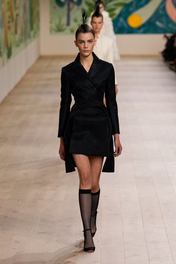 من الفن وحنين الطفولة.. مجموعة كريستيان ديور للهوت كوتور لربيع وصيف 2025 (فيديو)