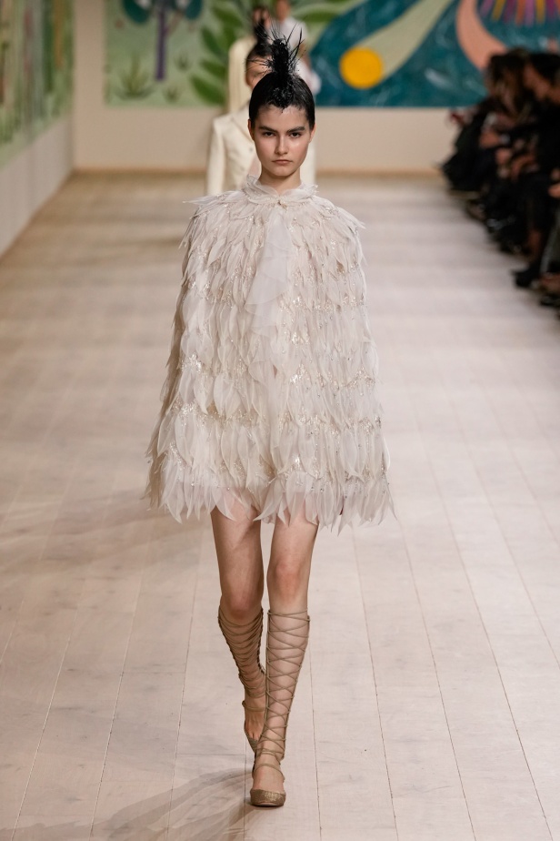 من الفن وحنين الطفولة.. مجموعة كريستيان ديور للهوت كوتور لربيع وصيف 2025 (فيديو)