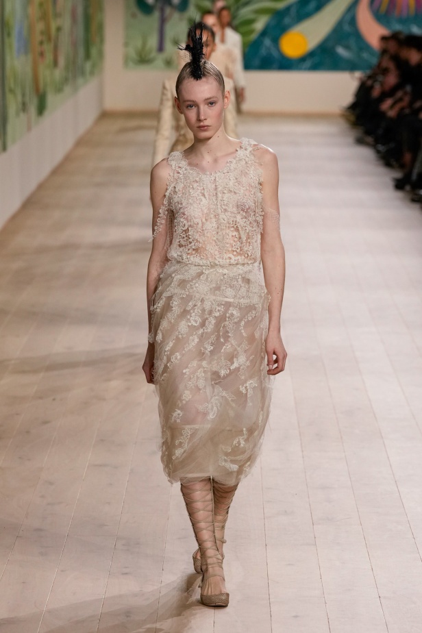 من الفن وحنين الطفولة.. مجموعة كريستيان ديور للهوت كوتور لربيع وصيف 2025 (فيديو)