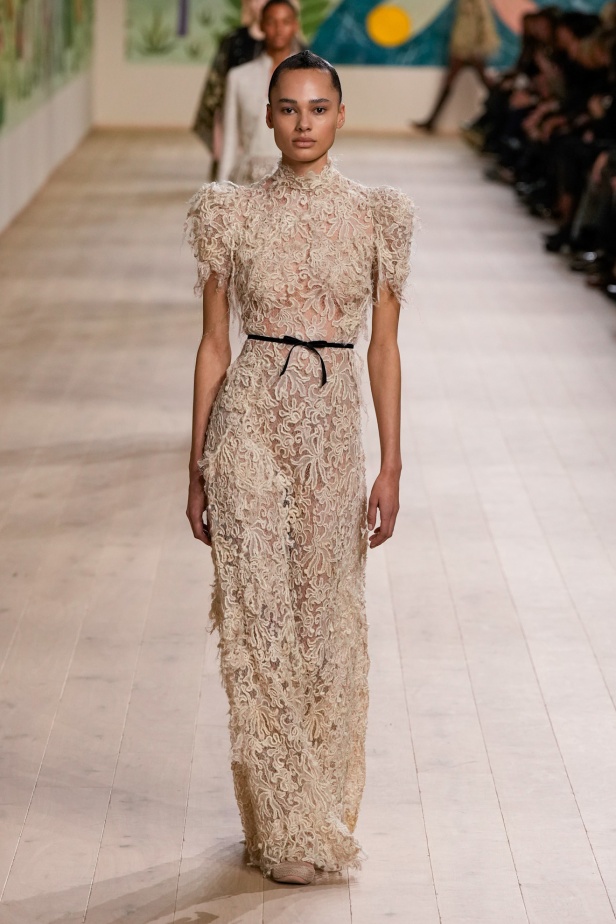 من الفن وحنين الطفولة.. مجموعة كريستيان ديور للهوت كوتور لربيع وصيف 2025 (فيديو)