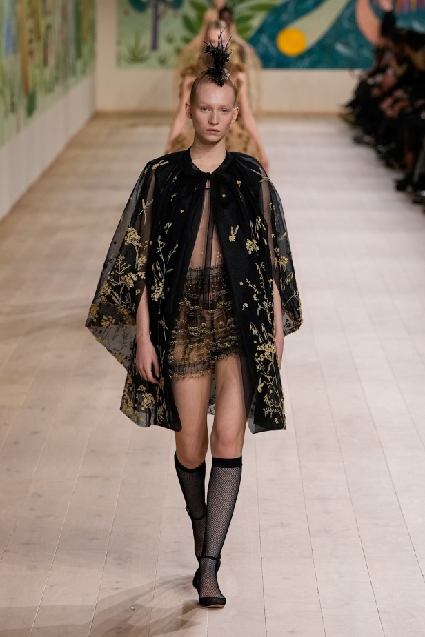 من الفن وحنين الطفولة.. مجموعة كريستيان ديور للهوت كوتور لربيع وصيف 2025 (فيديو)