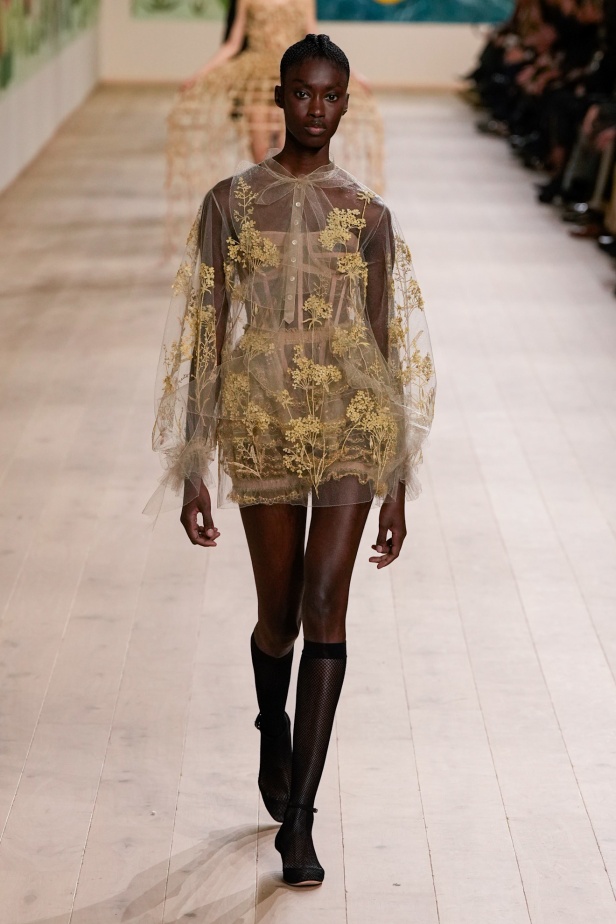 من الفن وحنين الطفولة.. مجموعة كريستيان ديور للهوت كوتور لربيع وصيف 2025 (فيديو)