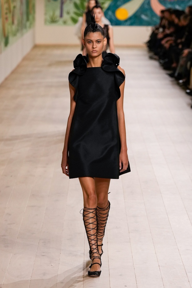 من الفن وحنين الطفولة.. مجموعة كريستيان ديور للهوت كوتور لربيع وصيف 2025 (فيديو)