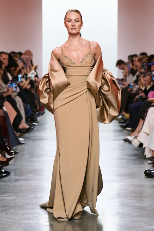 إيلي صعب يبدع بإحياء موضة الجينز في عالم الهوت كوتور.. مجموعة استثنائية وفاخرة (فيديو)