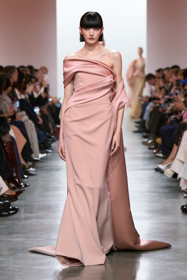 إيلي صعب يبدع بإحياء موضة الجينز في عالم الهوت كوتور.. مجموعة استثنائية وفاخرة (فيديو)