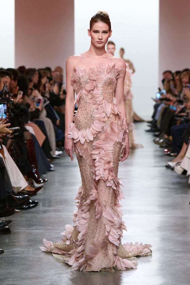 إيلي صعب يبدع بإحياء موضة الجينز في عالم الهوت كوتور.. مجموعة استثنائية وفاخرة (فيديو)