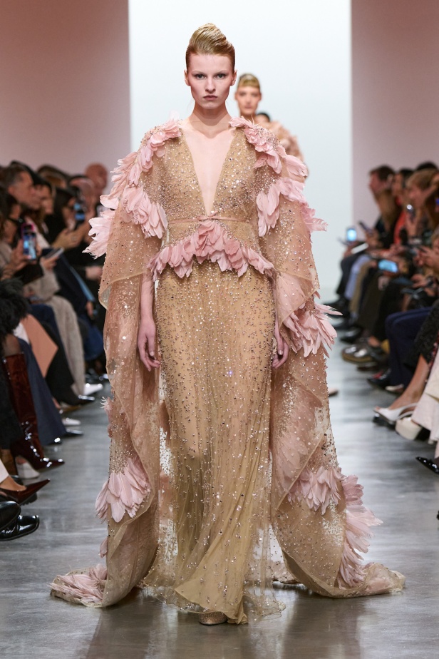 إيلي صعب يبدع بإحياء موضة الجينز في عالم الهوت كوتور.. مجموعة استثنائية وفاخرة (فيديو)