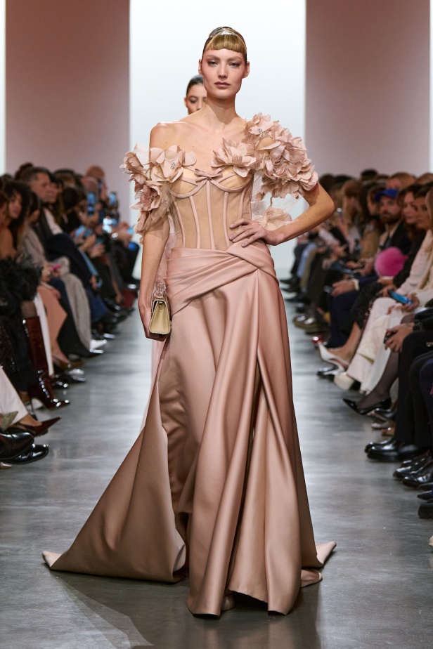 إيلي صعب يبدع بإحياء موضة الجينز في عالم الهوت كوتور.. مجموعة استثنائية وفاخرة (فيديو)