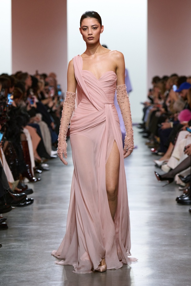 إيلي صعب يبدع بإحياء موضة الجينز في عالم الهوت كوتور.. مجموعة استثنائية وفاخرة (فيديو)