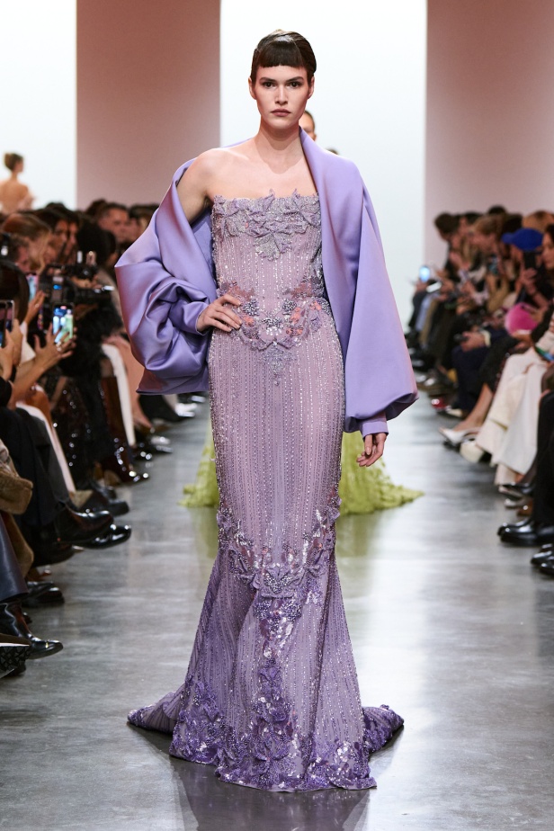 إيلي صعب يبدع بإحياء موضة الجينز في عالم الهوت كوتور.. مجموعة استثنائية وفاخرة (فيديو)