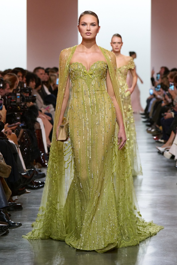 إيلي صعب يبدع بإحياء موضة الجينز في عالم الهوت كوتور.. مجموعة استثنائية وفاخرة (فيديو)