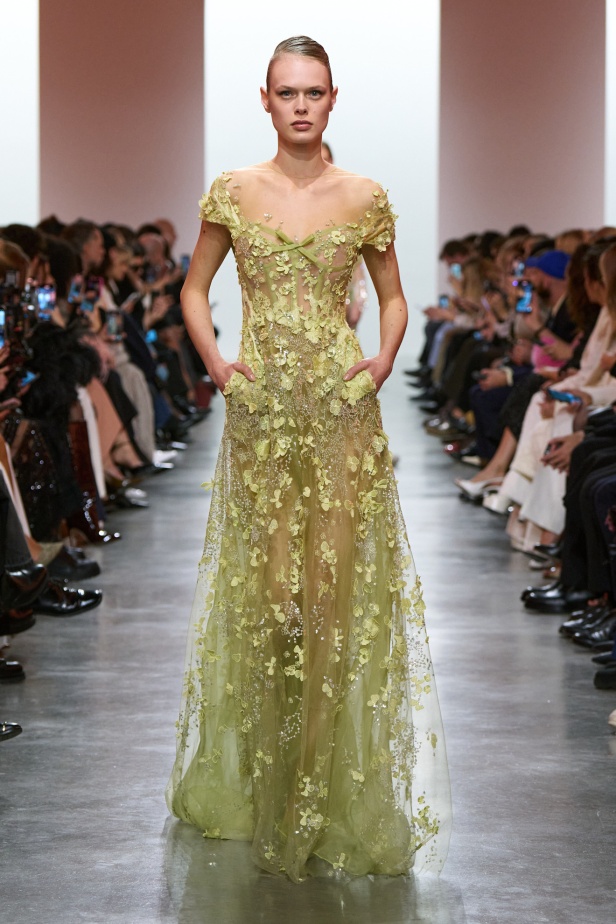 إيلي صعب يبدع بإحياء موضة الجينز في عالم الهوت كوتور.. مجموعة استثنائية وفاخرة (فيديو)