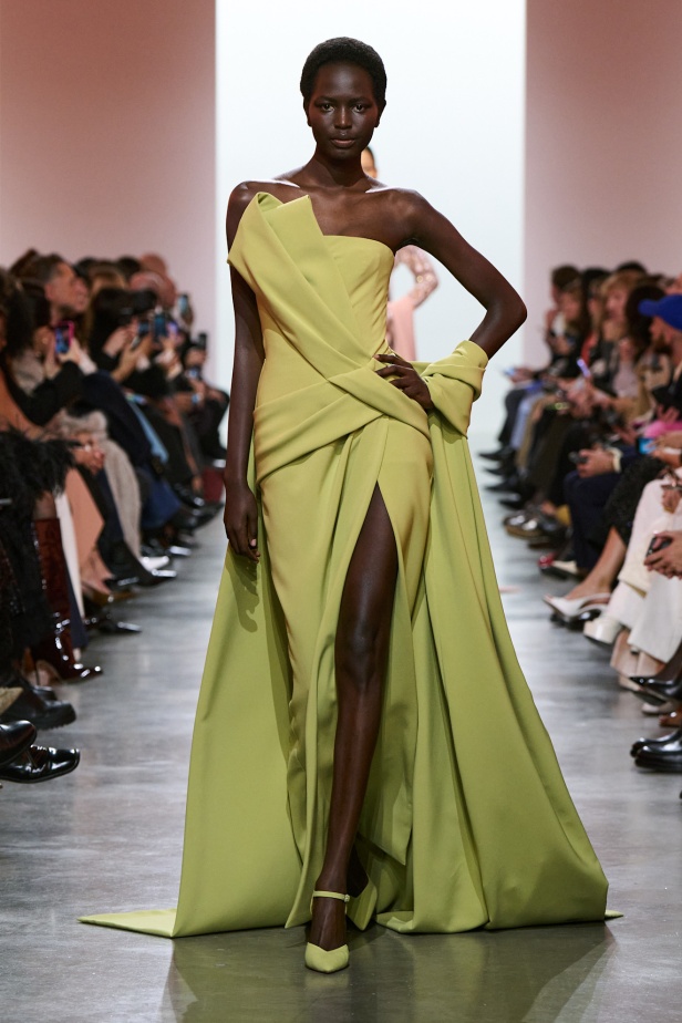 إيلي صعب يبدع بإحياء موضة الجينز في عالم الهوت كوتور.. مجموعة استثنائية وفاخرة (فيديو)