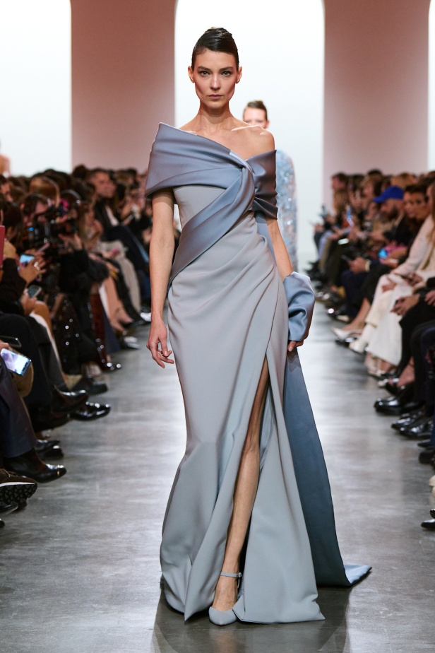 إيلي صعب يبدع بإحياء موضة الجينز في عالم الهوت كوتور.. مجموعة استثنائية وفاخرة (فيديو)