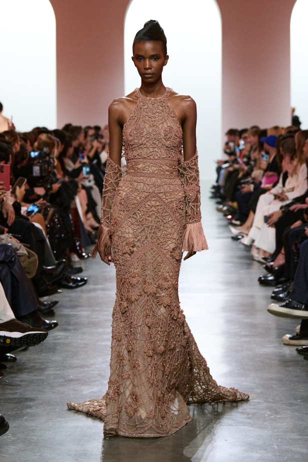 إيلي صعب يبدع بإحياء موضة الجينز في عالم الهوت كوتور.. مجموعة استثنائية وفاخرة (فيديو)