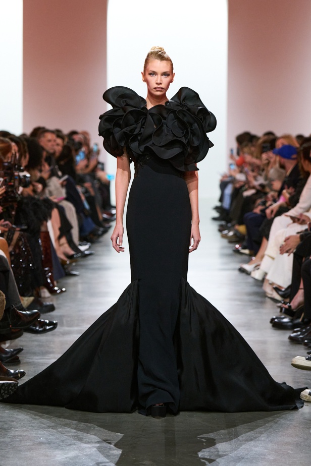 إيلي صعب يبدع بإحياء موضة الجينز في عالم الهوت كوتور.. مجموعة استثنائية وفاخرة (فيديو)