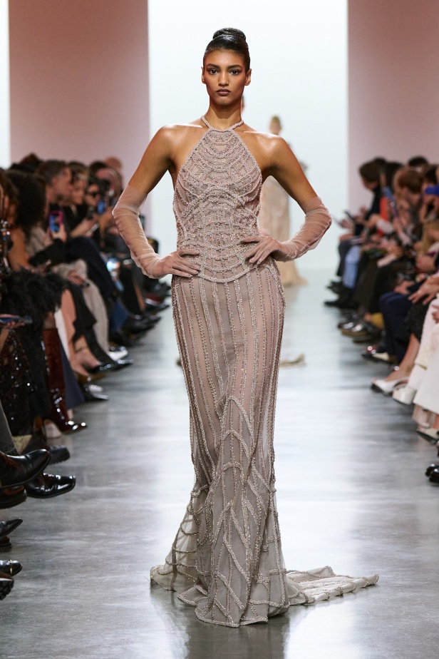 إيلي صعب يبدع بإحياء موضة الجينز في عالم الهوت كوتور.. مجموعة استثنائية وفاخرة (فيديو)