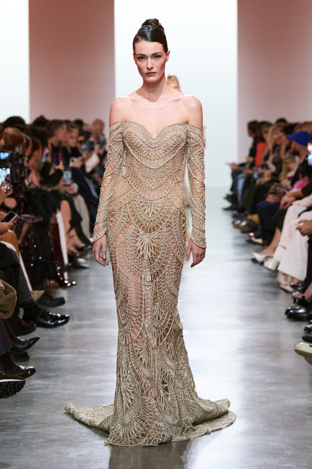 إيلي صعب يبدع بإحياء موضة الجينز في عالم الهوت كوتور.. مجموعة استثنائية وفاخرة (فيديو)