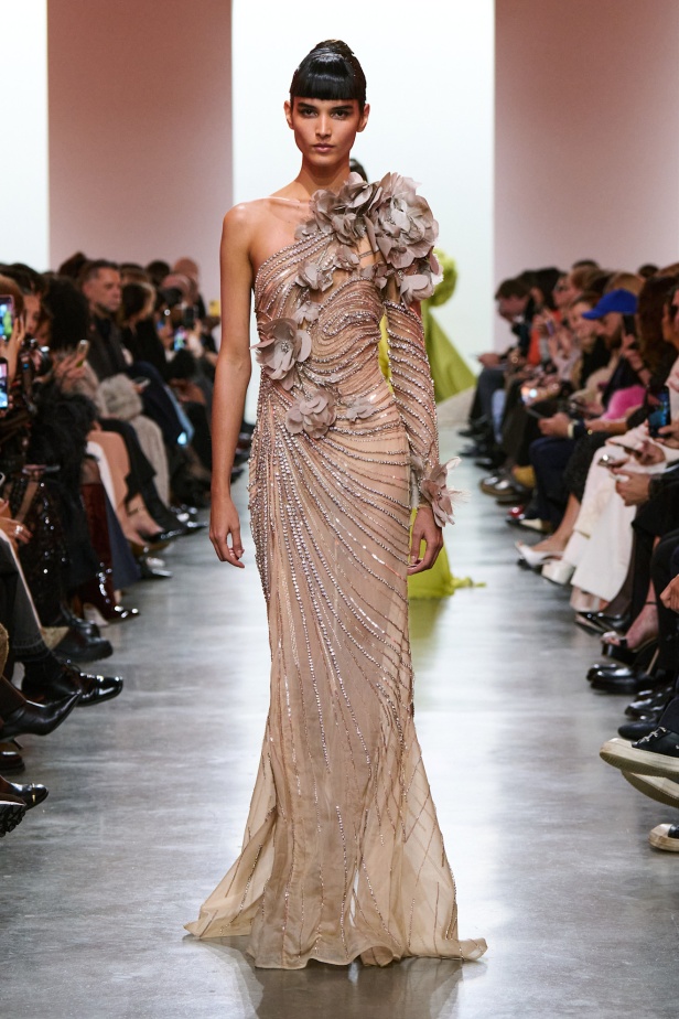 إيلي صعب يبدع بإحياء موضة الجينز في عالم الهوت كوتور.. مجموعة استثنائية وفاخرة (فيديو)