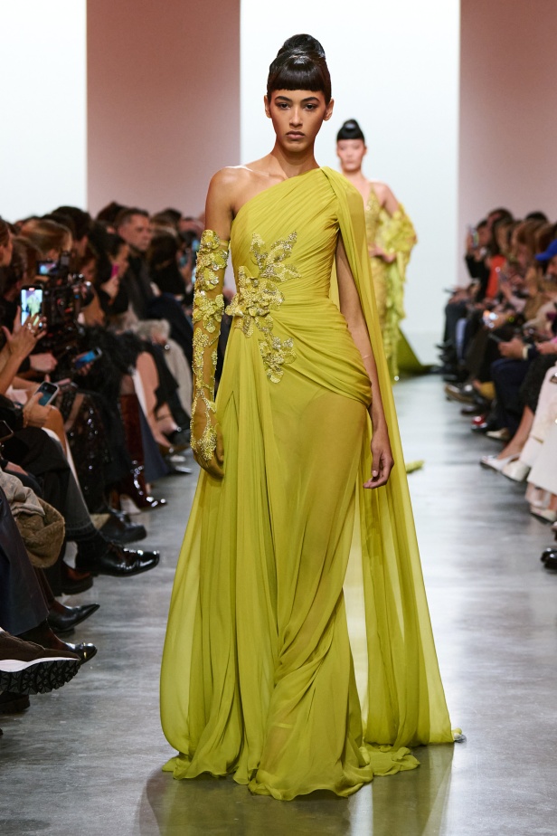 إيلي صعب يبدع بإحياء موضة الجينز في عالم الهوت كوتور.. مجموعة استثنائية وفاخرة (فيديو)