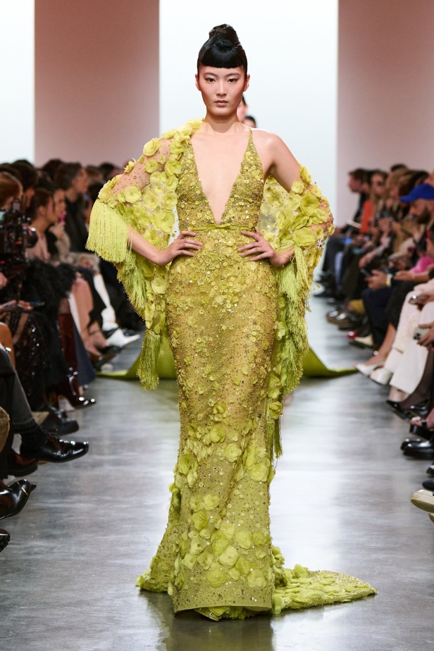 إيلي صعب يبدع بإحياء موضة الجينز في عالم الهوت كوتور.. مجموعة استثنائية وفاخرة (فيديو)