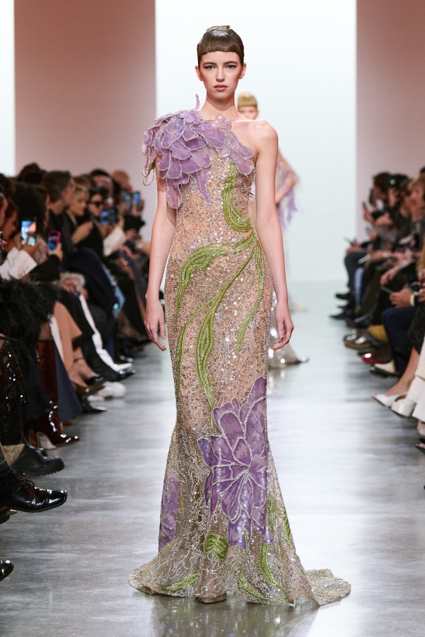 إيلي صعب يبدع بإحياء موضة الجينز في عالم الهوت كوتور.. مجموعة استثنائية وفاخرة (فيديو)