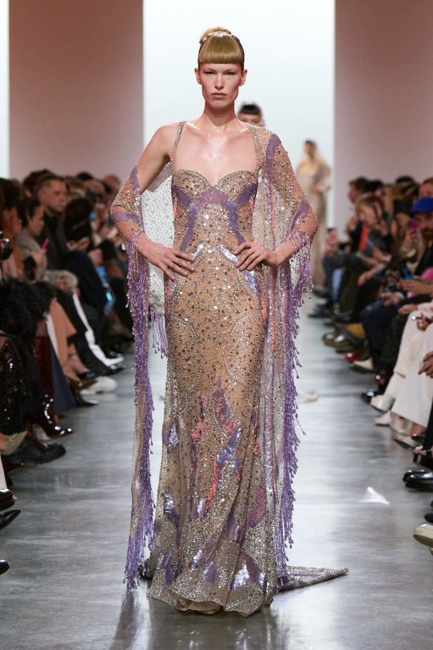 إيلي صعب يبدع بإحياء موضة الجينز في عالم الهوت كوتور.. مجموعة استثنائية وفاخرة (فيديو)